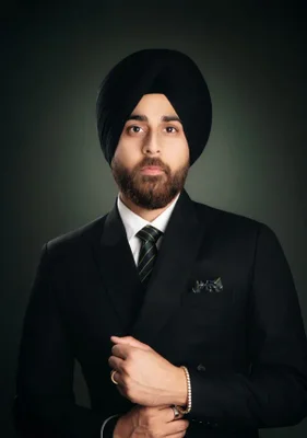 Portrait of Taran Bhella, Associate.